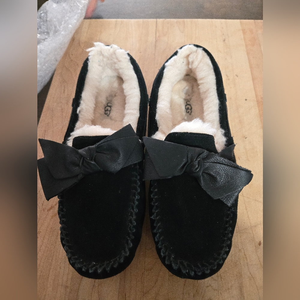 Ugg Slippers Size 9 — run small
